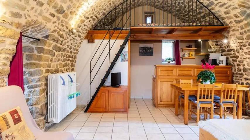 Gîte pour 4 personnes, avec jardin et piscine à Les Bondons