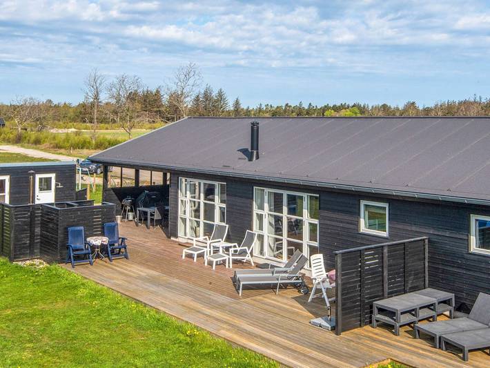 Ferieudlejning for 12 personer, med Terrasse i Ålbæk