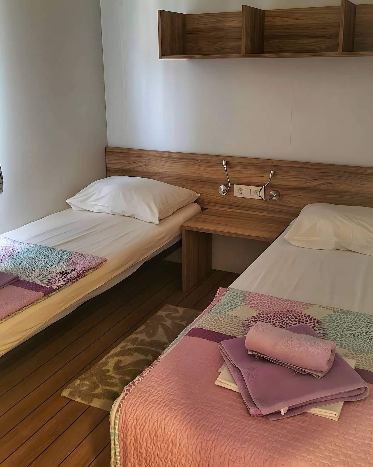 Stacaravan 'Kućica Br. 2 Zelena' met zeezicht, wifi en airconditioning in Živogošće, Makarska Riviera