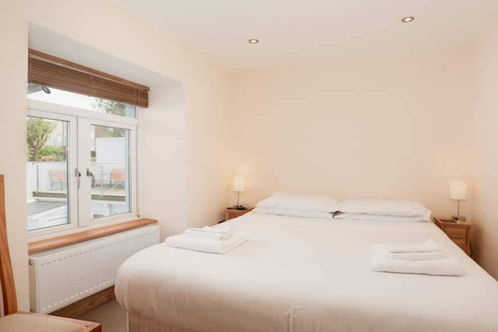 Upper Anzac is a stylish and spacious three bedroom holiday apartment in Brixham in Brixham, Torbay