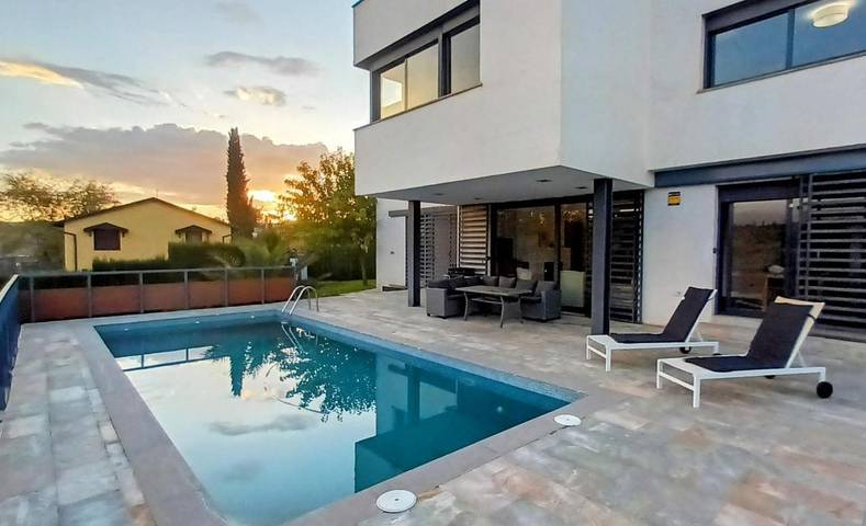 Casa de vacaciones para 12 personas, con Balcón y Terraza además de Jardín y Piscina en Huétor Santillán