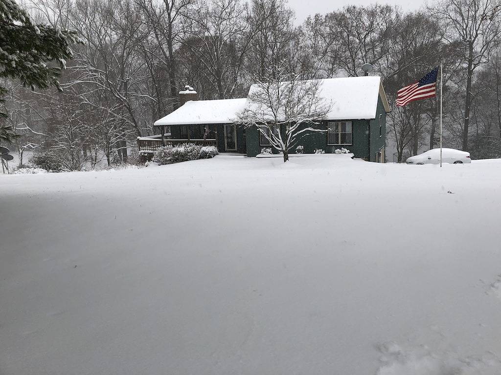 Charmantes, renoviertes Haus am Wasser mit Blick auf den Sonnenuntergang und tiefes Wasser auf der breiten Bucht in Smith Mountain Lake