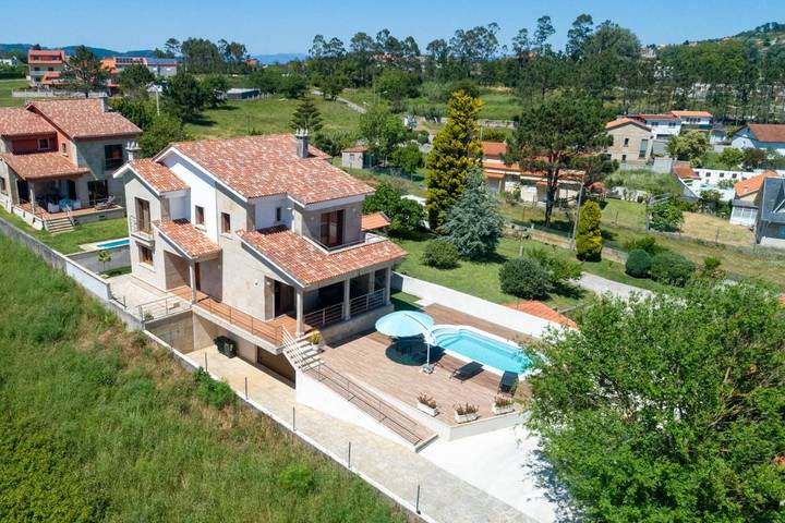 Casa para 8 personas, con jardín además de vistas y piscina en Sanxenxo