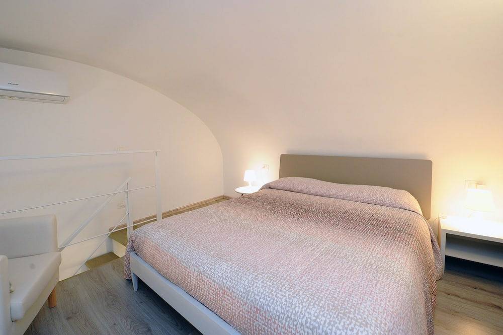 Cozy home in a historic building in the heart of Amalfi, steps from the sea in Spiaggia libera Amalfi (Amalfi), Amalfi
