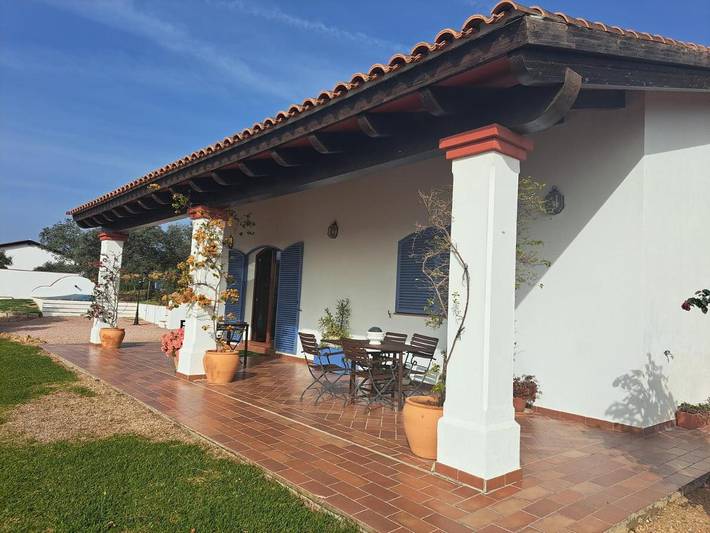 Apartamento para 4 personas, con piscina además de vistas y jardín en El Castillo de las Guardas