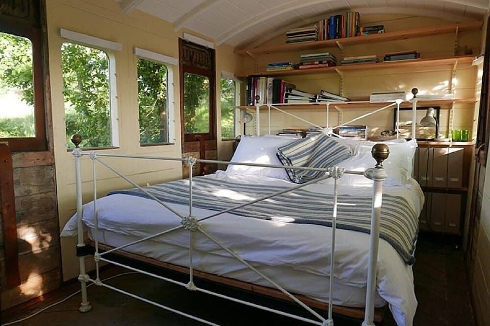 Entire apartment, Tremerlin. Unique and Magnificently Situated 8 acre Waterside Artists' Retreat in Helford, Cornwall