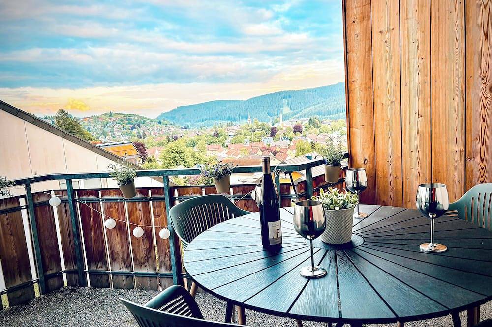 Appartement entier, Vue + confort: 2 chambres, Balcon, Baby-Foot, Chiens gratuits, Parking privé in Neustadt (Titisee-Neustadt), Titisee-Neustadt