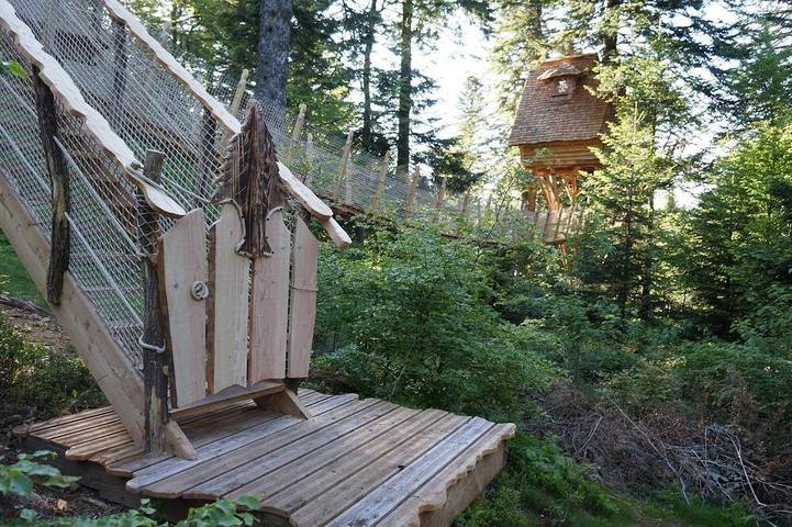 Nis de Bisou tree house in La Tour-d'Auvergne, Volcans d'Auvergne Regional Nature Park