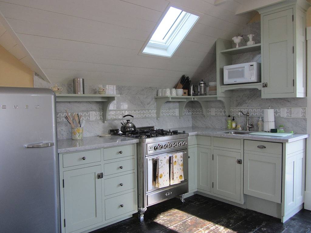 Historisches Kutschenhaus aus dem Jahr 1887 auf einem Landmark-Grundstück in Santa Cruz, Santa Cruz County