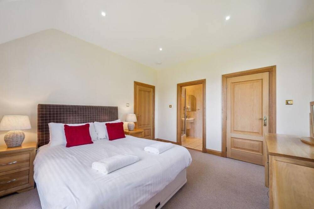 Number 15 Lomond Castle - Sleeps 6-7 - sleeps 7 guests  in 3 bedrooms in Loch Lomond, Argyll & Bute