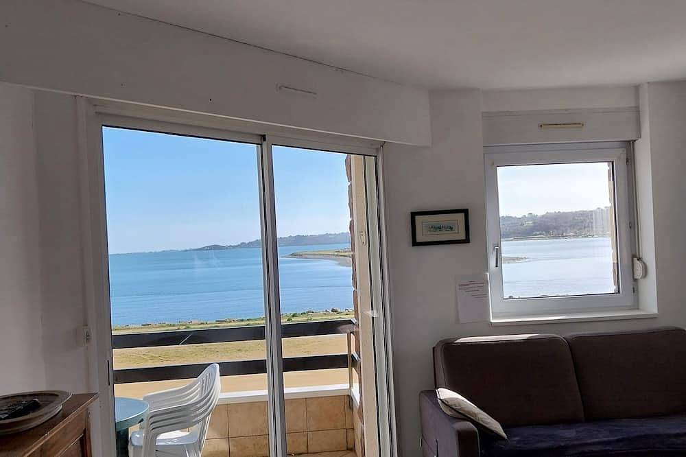 Apartamento entero, Perros-Guirec, T2, Vista Panorámica Al Mar De La Estancia, El Dormitorio Y La Terraza in Perros-Guirec, Costa de granito rosa