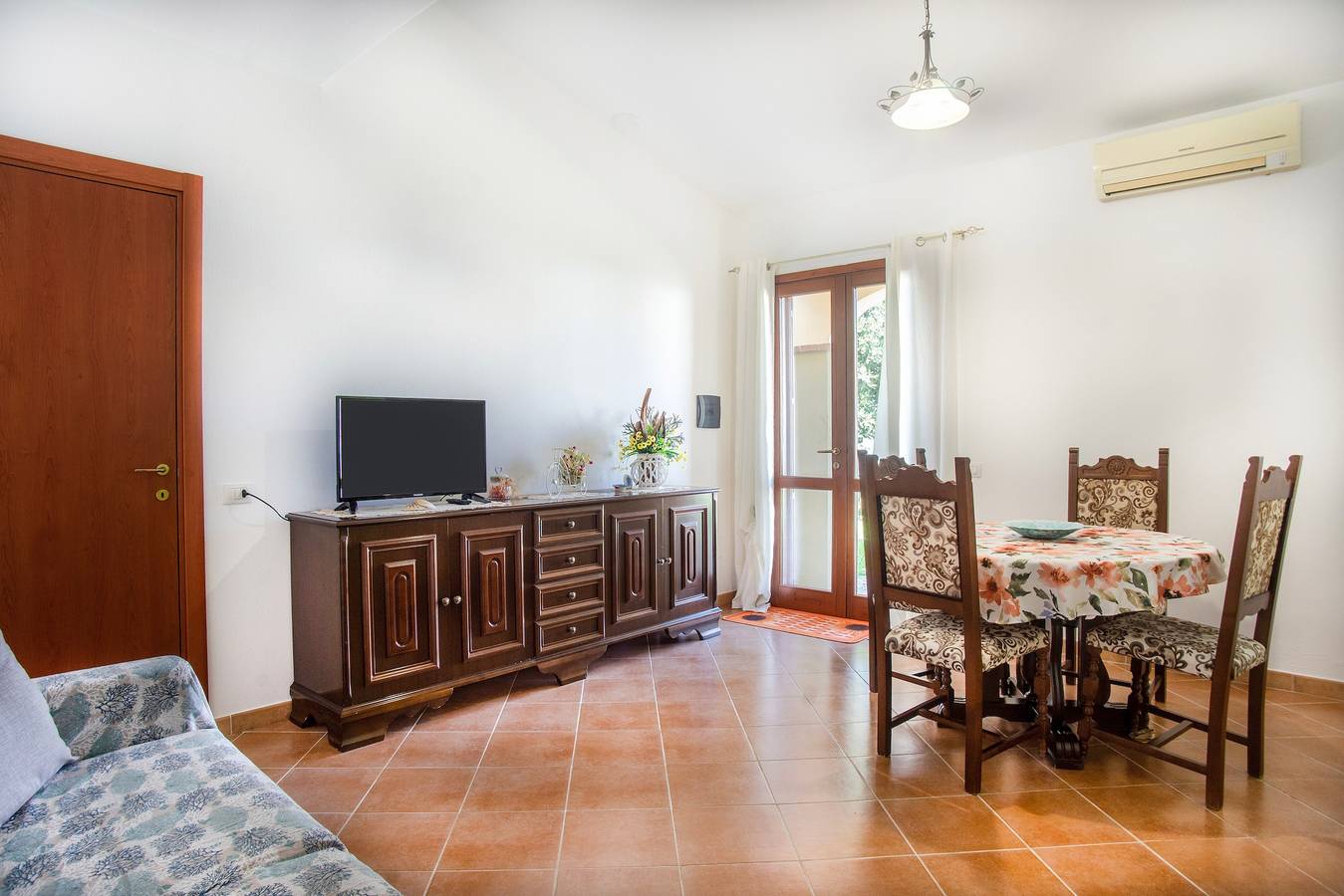 Villa "Orchidea" mit Garten, Terrasse, Balkon und Klimaanlage in Is Lais, Masainas