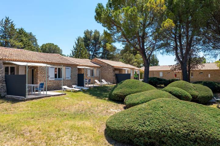 Location de vacances pour 4 personnes, avec Terrasse ainsi que Jardin et Piscine à La Roque-sur-Pernes - 2