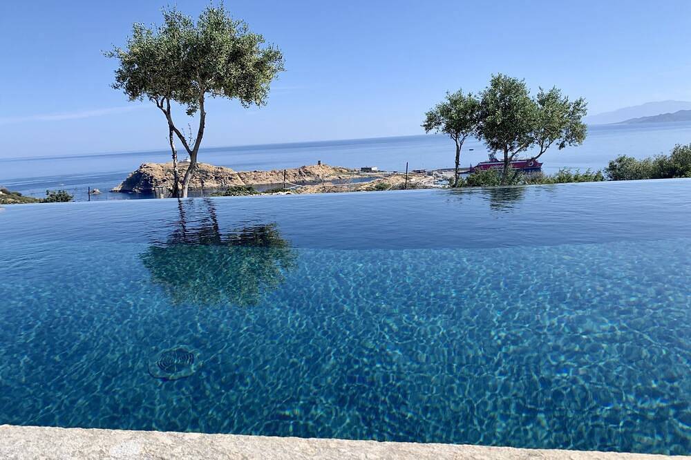 Villa moderne avec piscine, vue mer et montagnes à 600m du centre ville in L'Île-Rousse, Région de Calvi