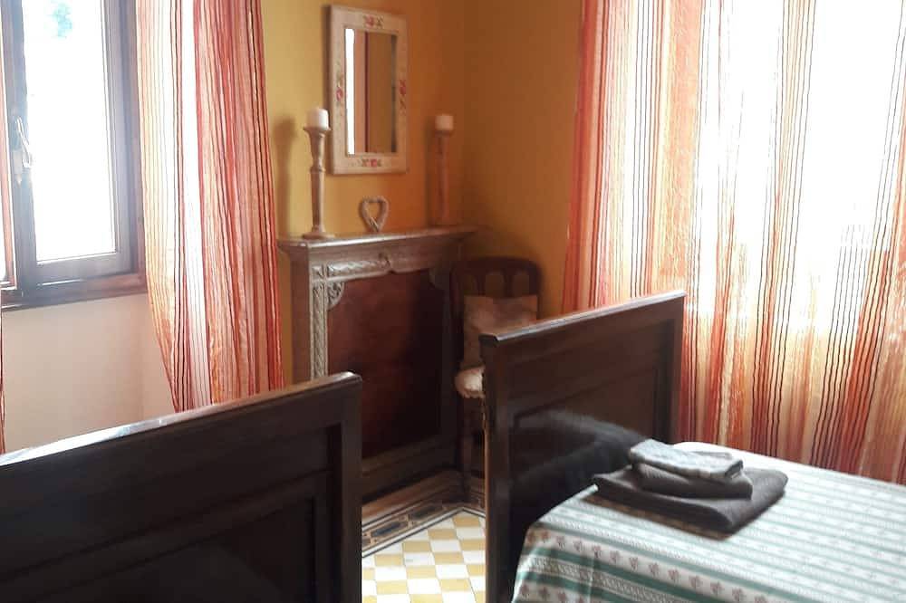 Ganze Wohnung, Charmantes Haus mit Garten in der Nähe des romantischen Sees von 0rta, für 6 Personen in Pettenasco, Comune di Pettenasco