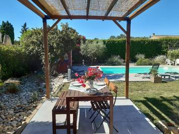 Maison d’hôte pour 2 personnes, avec vue ainsi que piscine et jardin, animaux acceptés à Aramon