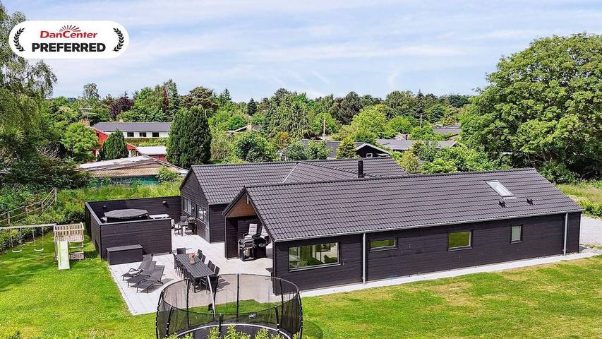 Ferieudlejning for 14 personer, med jacuzzi og pool såvel som terrasse og sauna i Dronningmølle