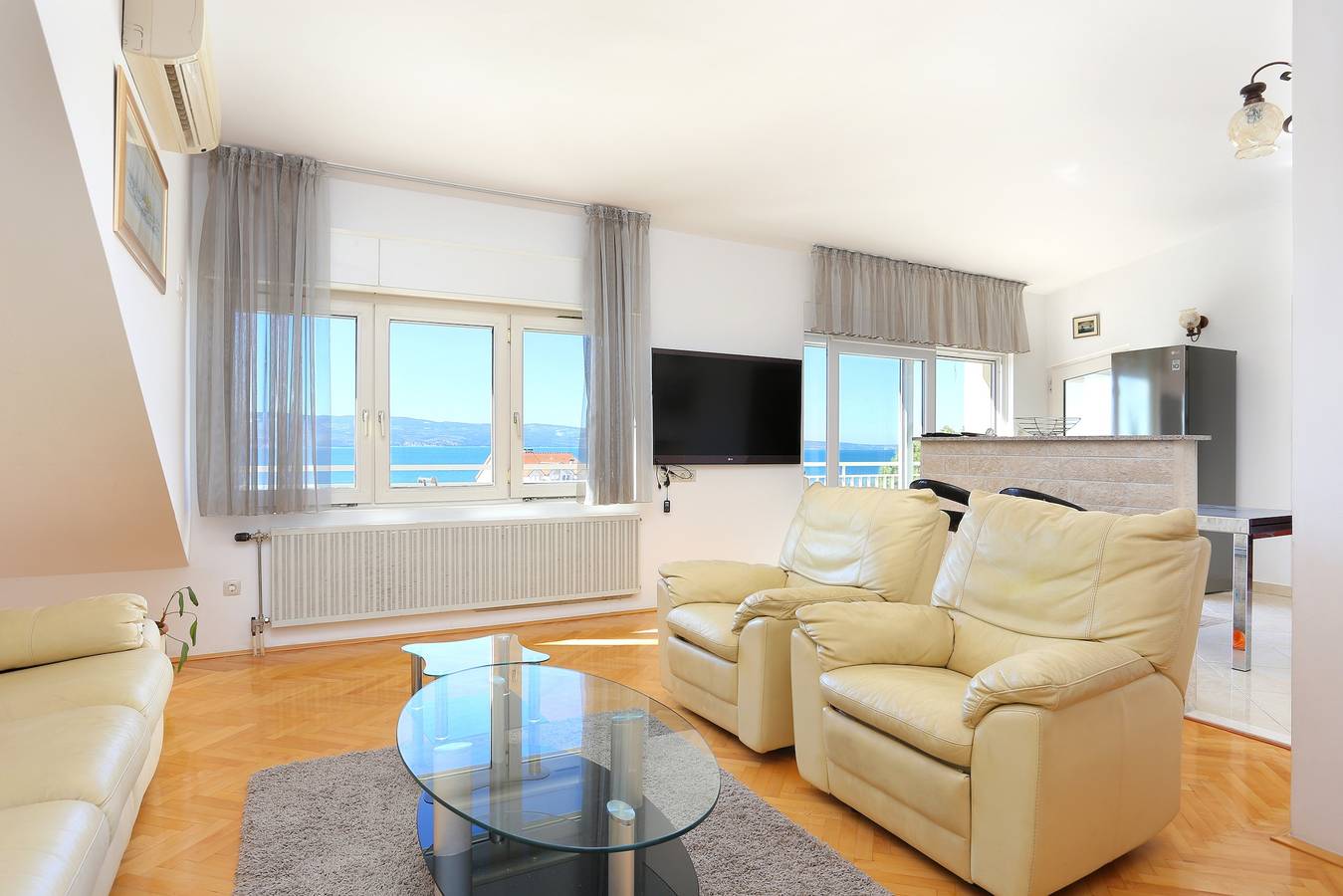 Ganze Wohnung, 3-Zimmer-Ferienwohnung mit Terrasse und Meerblick Duce, Omis A-946-a in Dugi Rat, Omis-Riviera