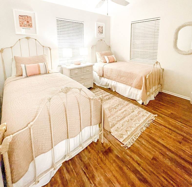 Charming Sea Largo Cottage! Haustierfreundlich! Tolles Deck! Kurze Blöcke zum Strand! in Tybee Island, Chatham County