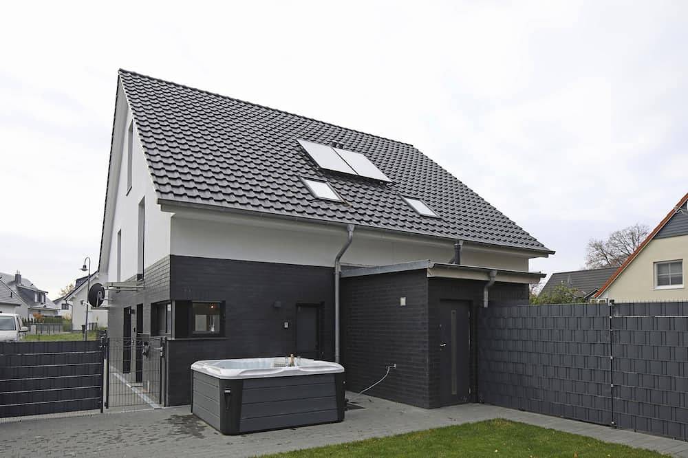 Haus Comfort, mit Außen Whirlpool und Sauna zur alleinigen Nutzung, 300m zum See in Göhren-Lebbin, Fleesensee