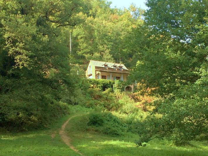 Maison au bord d’une rivière de baignade, 2ha de nature privée, avec terrasse et internet fibre in Crespin, Aveyron