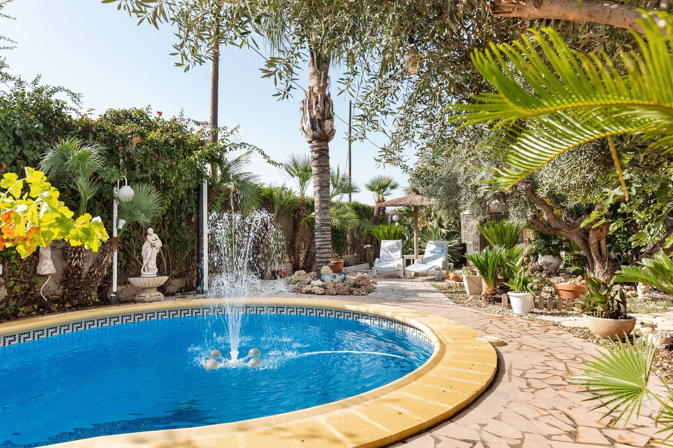 Apartamento entero, Estudio 'Alojamiento Ruizo' con vistas a la montaña, piscina compartida y Wi-Fi in Lorca, Interior de Murcia