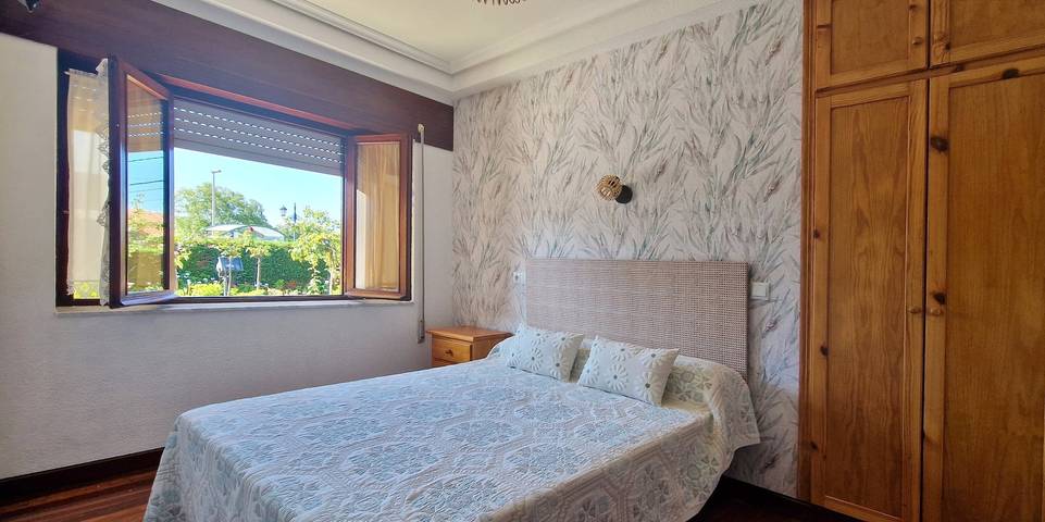 Cama y desayuno para 4 personas, con jardín en Suances