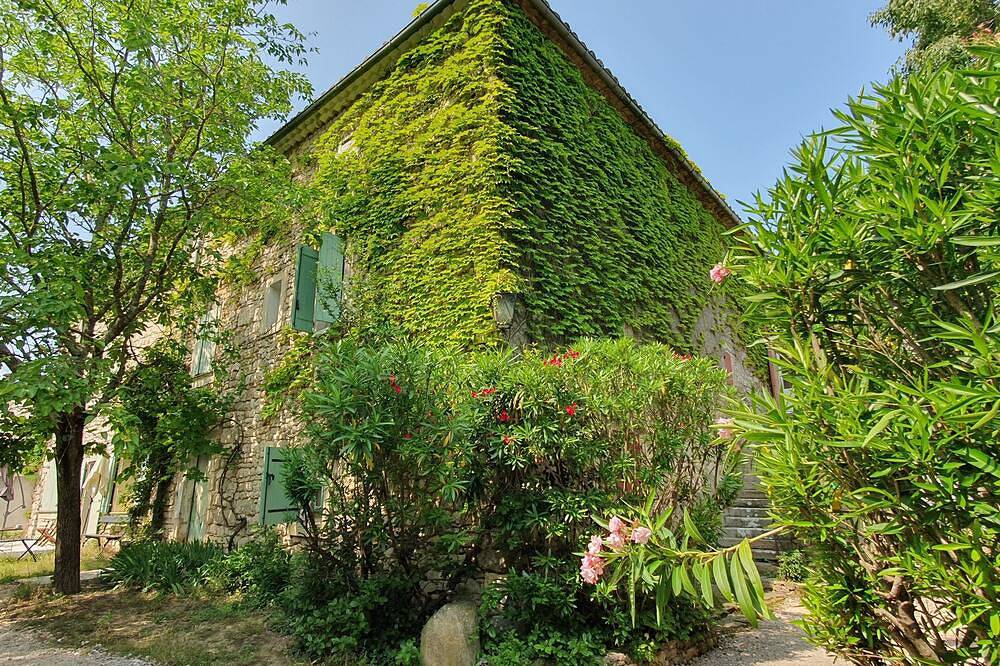 Joli gîte pour 4 près d'Uzès, climatisé, avec piscine et jardin clos in Aubussargues, Région de Nîmes