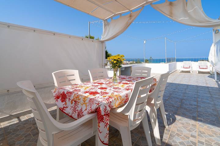 Appartement entier, Appartement 'Re Di Denari' avec vue sur la mer, Wi-Fi et climatisation in Lido di Noto, Région de Noto
