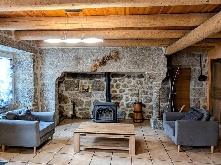 Maison de charme restaurée au bord d'un ruisseau avec terrasse, proche activités de plein air et confort moderne in Esplantas, Esplantas-Vazeilles