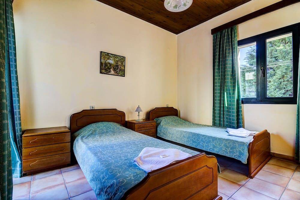 Two bedroom traditional villa with private pool in Iraklio-Heraklio region