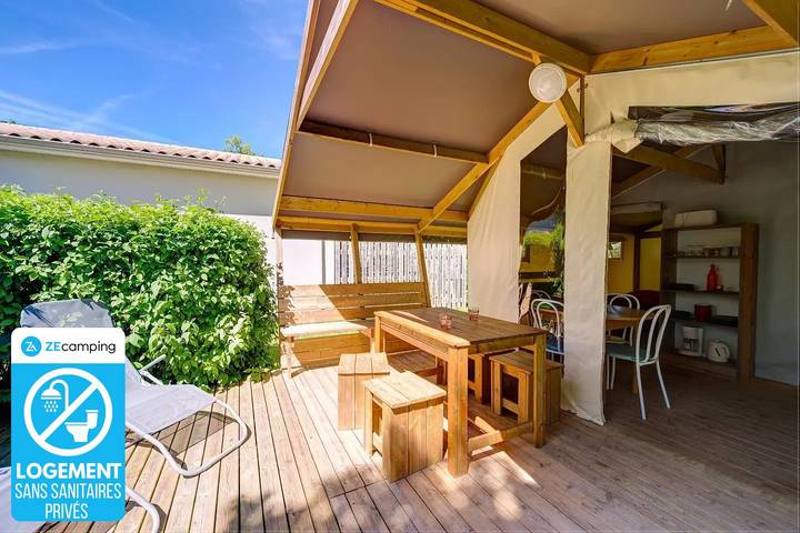 Tente pour 4 personnes, avec jacuzzi et bassin pour enfant dans les Deux-Sèvres