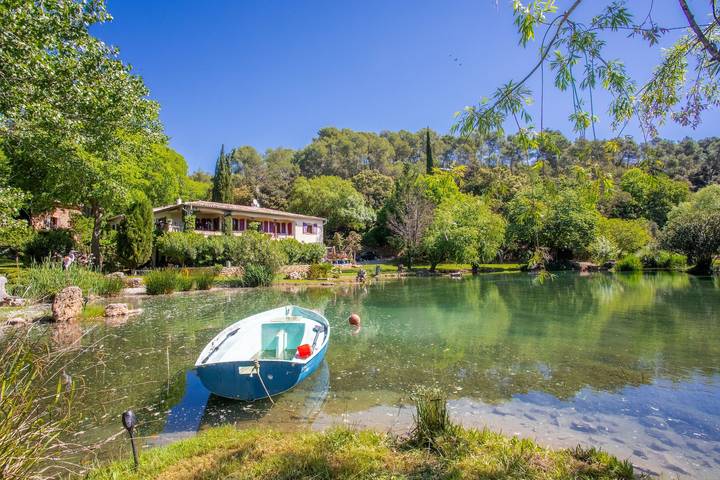 Gîte pour 2 personnes, avec vue sur le lac et jardin, animaux acceptés à Trans-en-Provence