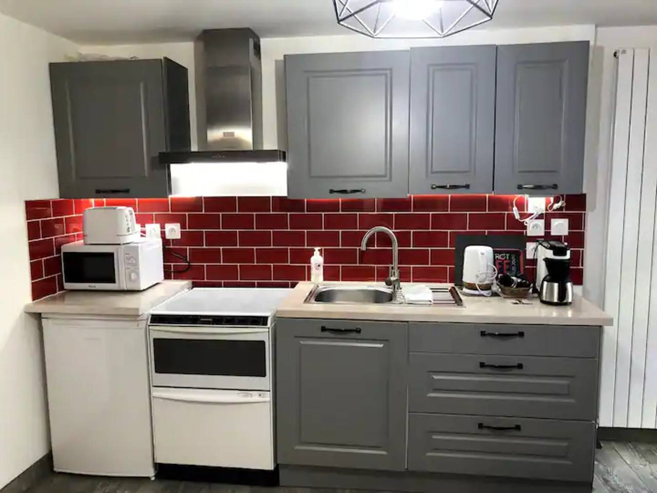 Estudio entero, Apartamento estudio 'La Noisette' con terraza privada, jardín privado y Wi-Fi in Équemauville, Region de Lisieux