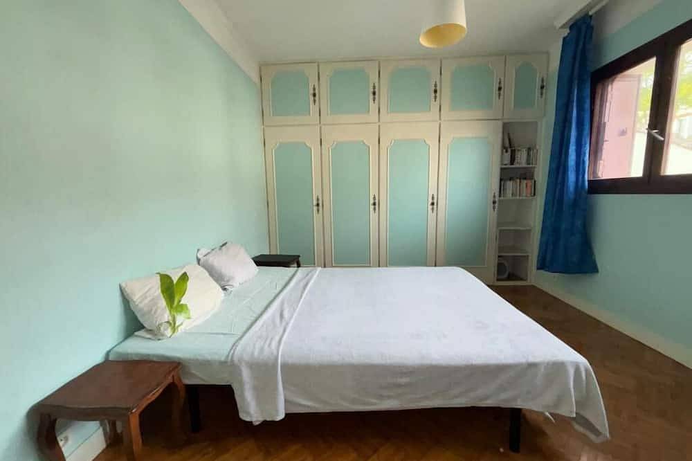 Spacious House for 6-8 Guests | 2 Bathrooms | Easy Access to Paris in Noisy-le-Sec, Seine-Saint-Denis