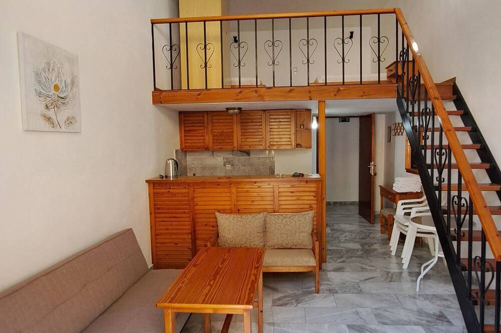 Ganze Wohnung, Artemis Studios, Agia Roumeli. Large, quiet & clean, close by to the sea. in Chania und Umgebung