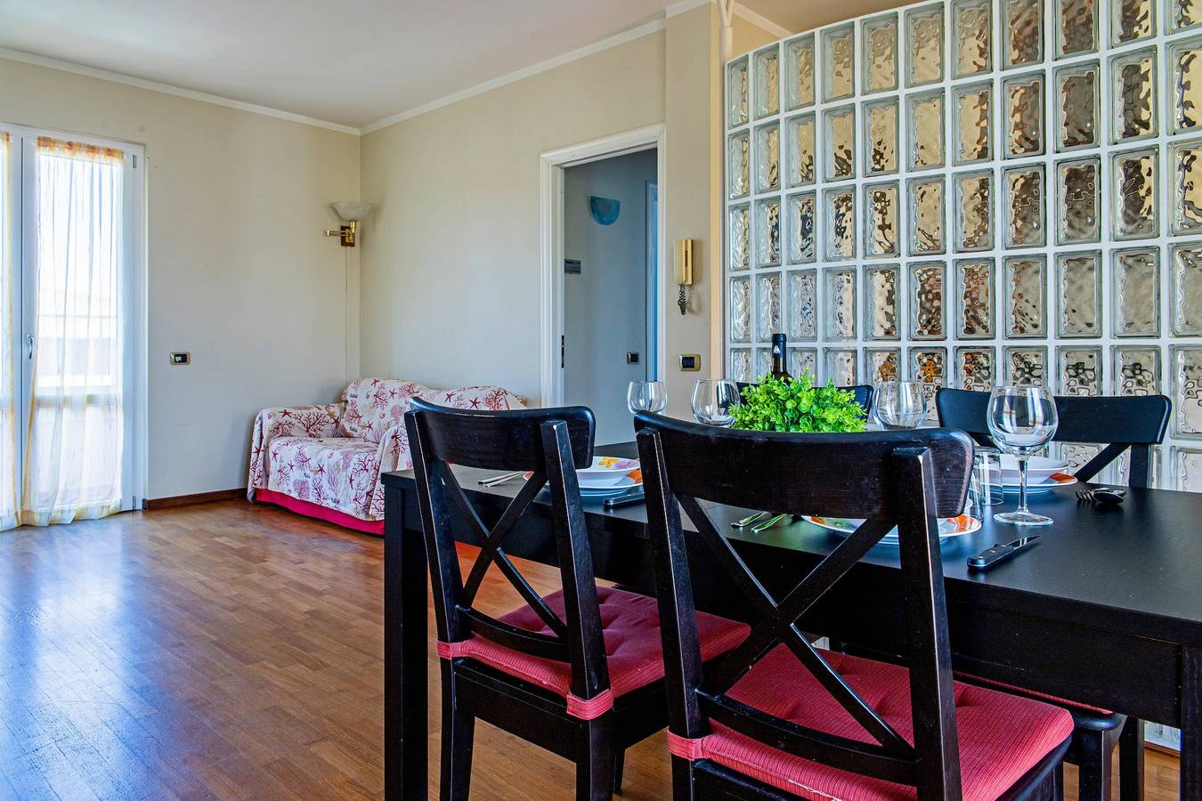 Entire apartment, Apartment 'Raggio Di Sole' with Balcony and Wi-Fi in Torre del Lago Puccini, Viareggio