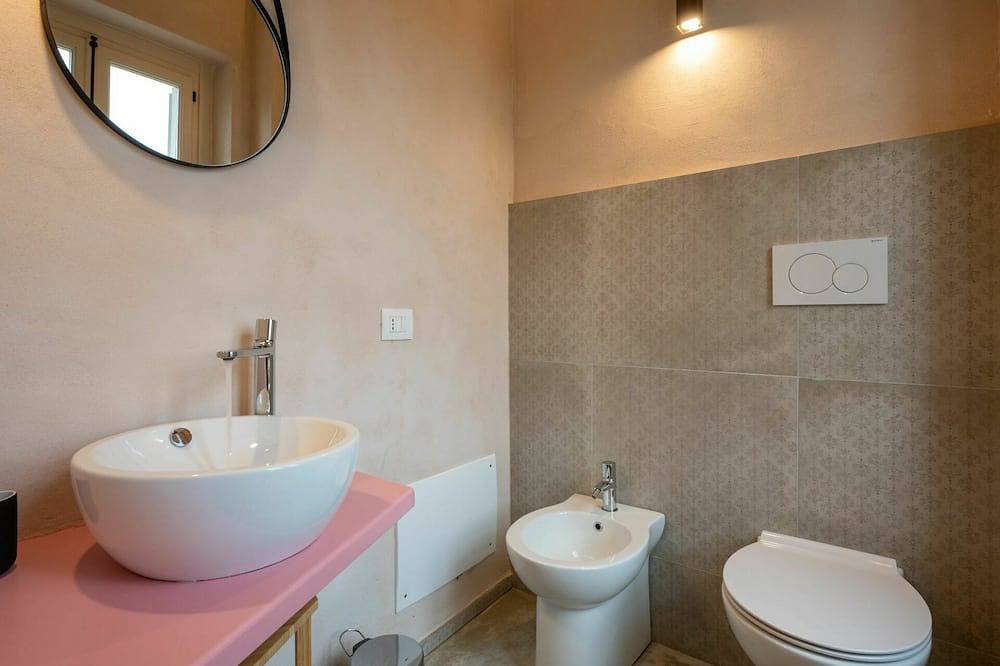 Atemberaubendes alleinstehendes Ferienhaus mit W-Lan, Klimaanlage, privatem Pool, Tv und Innenhof in Portacomaro, Asti Provinz