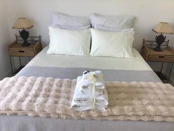 Gîte pour 2 personnes, avec piscine ainsi que jardin et terrasse à Porto Covo