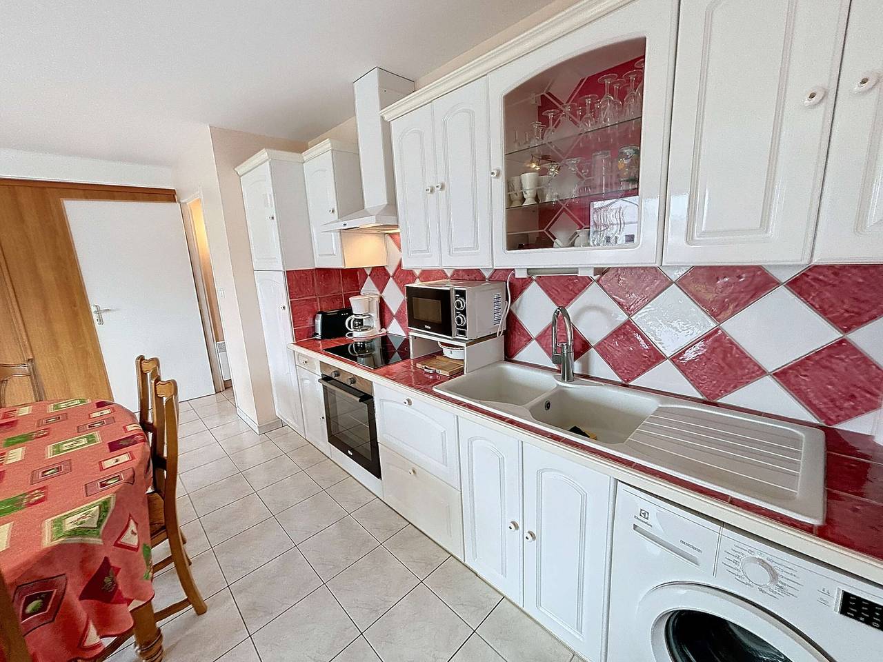 Ganze Wohnung, Wohnung mit privatem Parkplatz, 250m vom Strand, 1.5km von Geschäften, in Nähe Mont Saint-Michel in Jullouville, Côte de la Déroute
