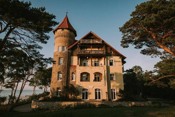 Ferienhaus für 4 Personen, mit Balkon und Terrasse sowie Garten und Pool in Leba