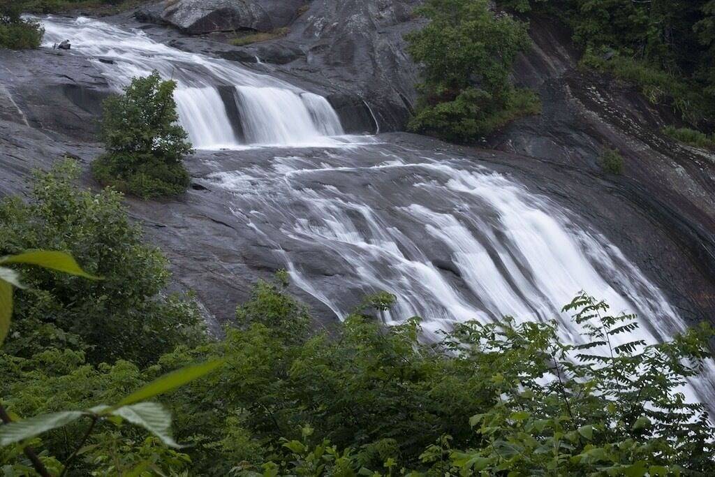 Ganze Wohnung, Beautiful, Breathtaking Wren Condo overlooking Toxaway Falls in Lake Toxaway