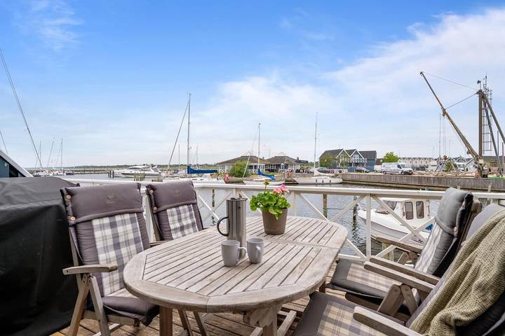 Charmantes Ferienhaus direkt am Yachthafen von Grenaa mit Terrassen zum Wasser – nah am Kattegatcenter, am Strand und gemütlichen Cafés. in Grenaa, Djursland