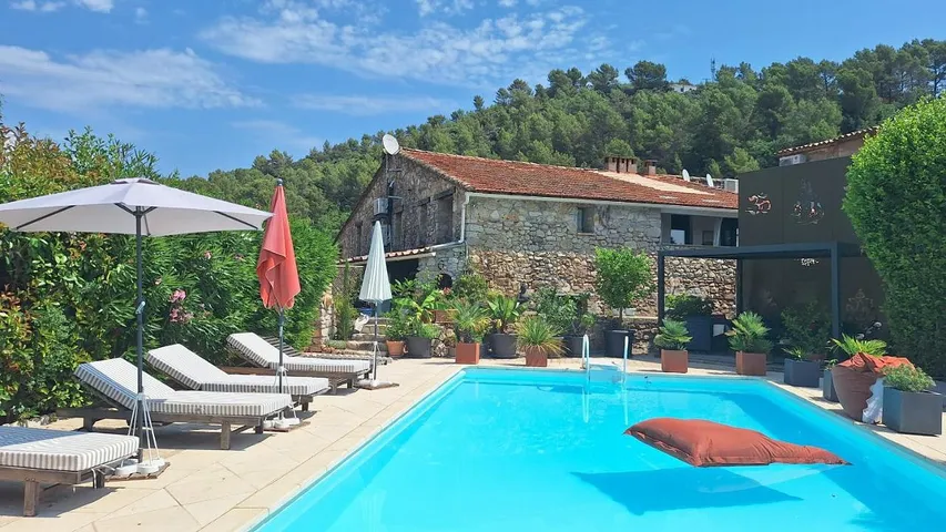 Alojamiento y desayuno para 4 personas, con sauna y jacuzzi además de jardín y piscina - 1