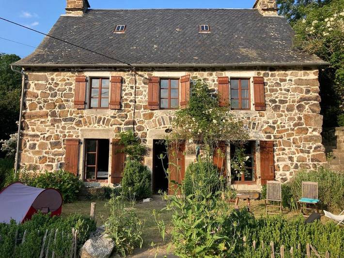 Location de vacances pour 10 personnes, avec Terrasse et Vue dans Saint-Hippolyte (Cantal)