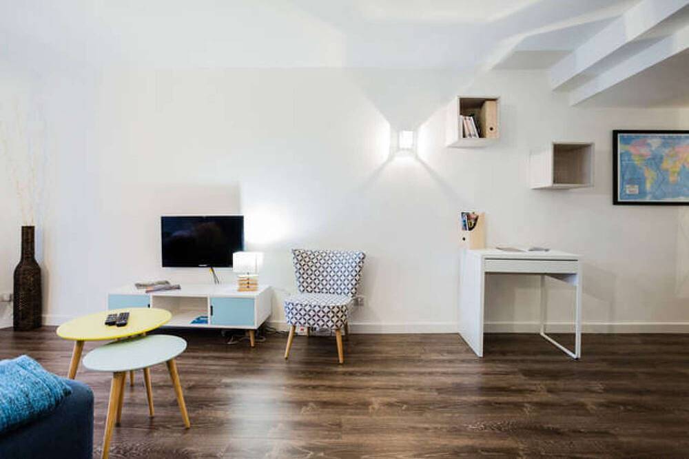 Entire apartment, 1 Bedroom Flat Quartier Rotonde - Lift, Wifi, Air Conditionning / 1 to 6 People in Aix-en-Provence, Mediterranean Coast (France)