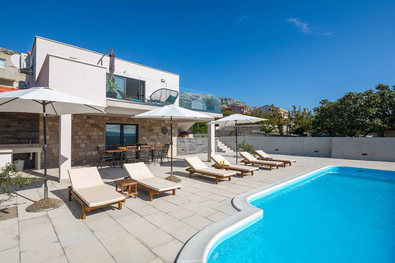 Villa Petra Divine mit beheiztem Pool in Kastel Sucurac, Kaštela