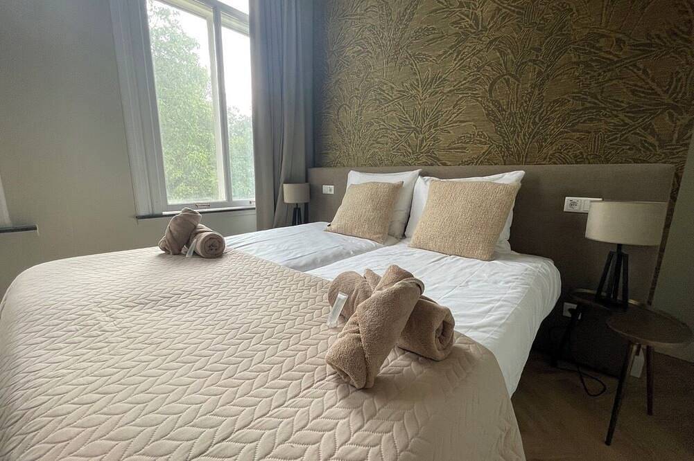 Geheel appartement, Ontspan in deze verfijnde suite, waar modern comfort samenkomt met historische charme. in Tilburg, Noord-Brabant