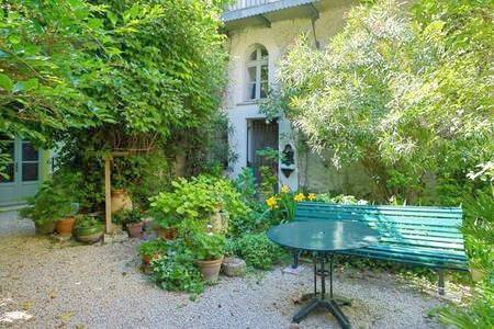 Gîte pour 4 personnes, avec vue et jardin dans Office De Tourisme De Villeneuve Les Avignon