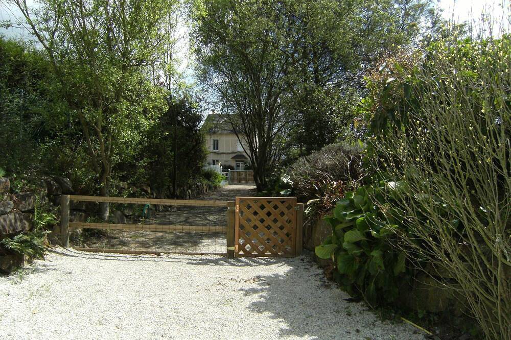In one of the most beautiful village of the Manche, functional garden level in Saint-Jean-le-Thomas, Mont-Saint-Michel Bay
